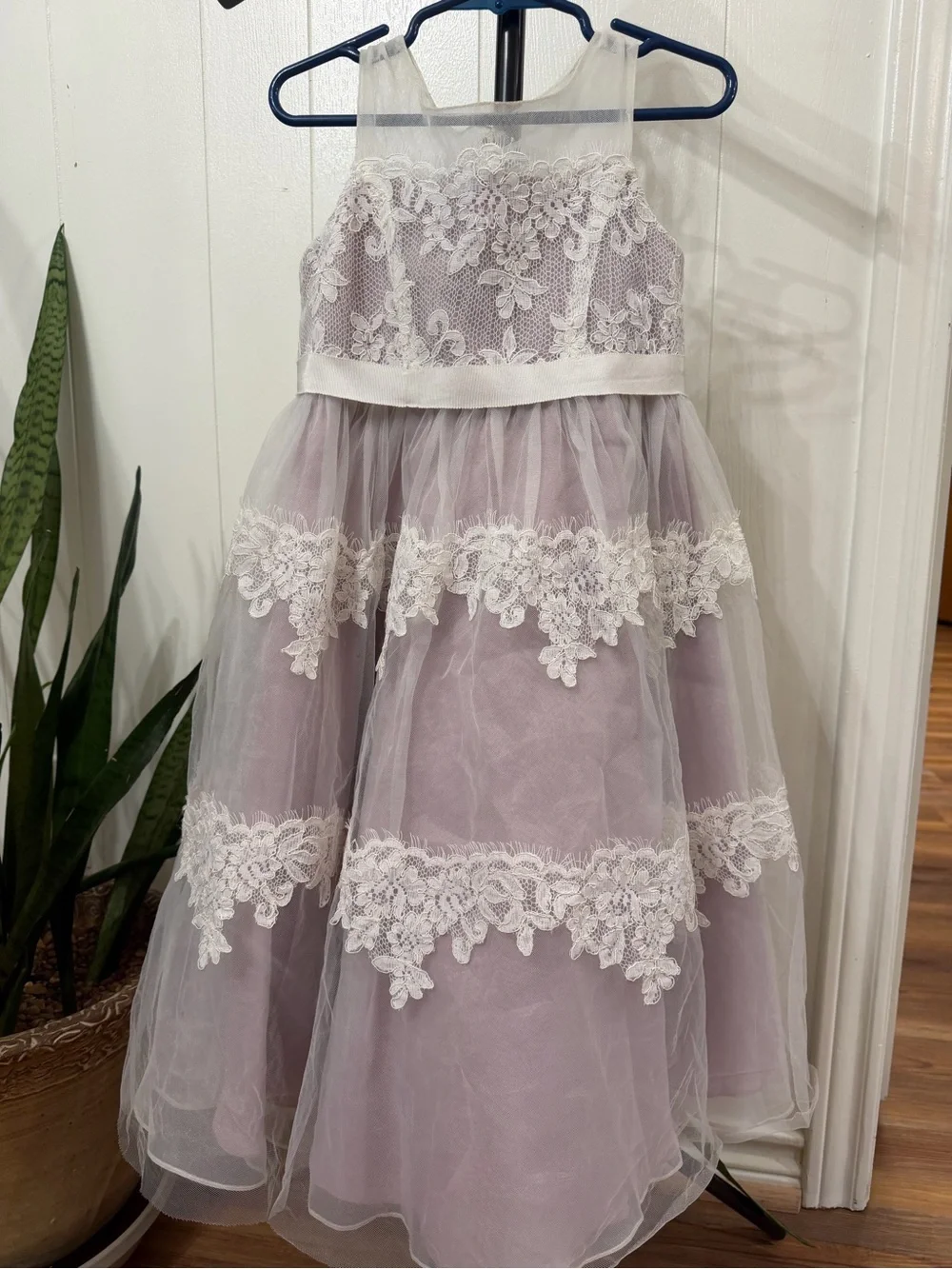 Little girls David’s Bridal Lace & Tulle Dress size 5 - Picture 2 of 9
